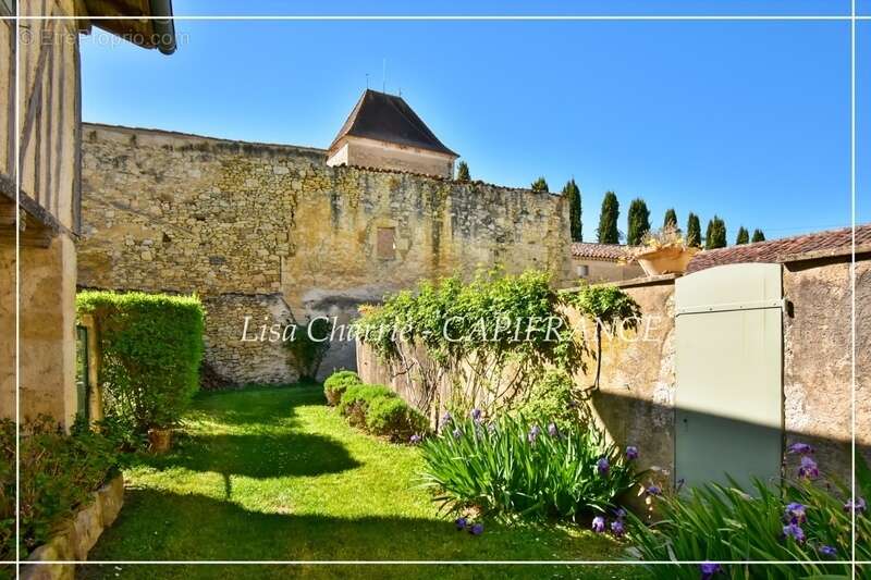 Maison à VIC-FEZENSAC