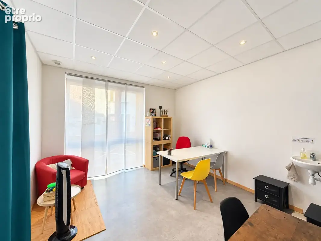 Immeuble entièrement rénové - Centre MACLAS - locaux professionnels + 2 grand appartements avec annexes et ext - photo 23