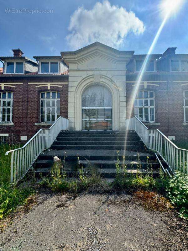 Ensemble  immobilier exceptionnel  pour investisseurs  ou bailleurs sociaux .Terrain  7159m2 Surface hab:1883m2 - photo 3