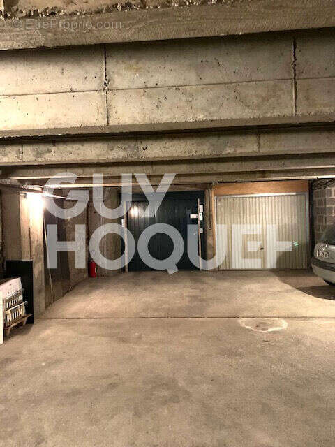 Parking à PARIS-18E