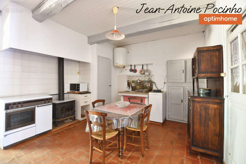 Maison à SAINTE-FOY-DE-PEYROLIERES