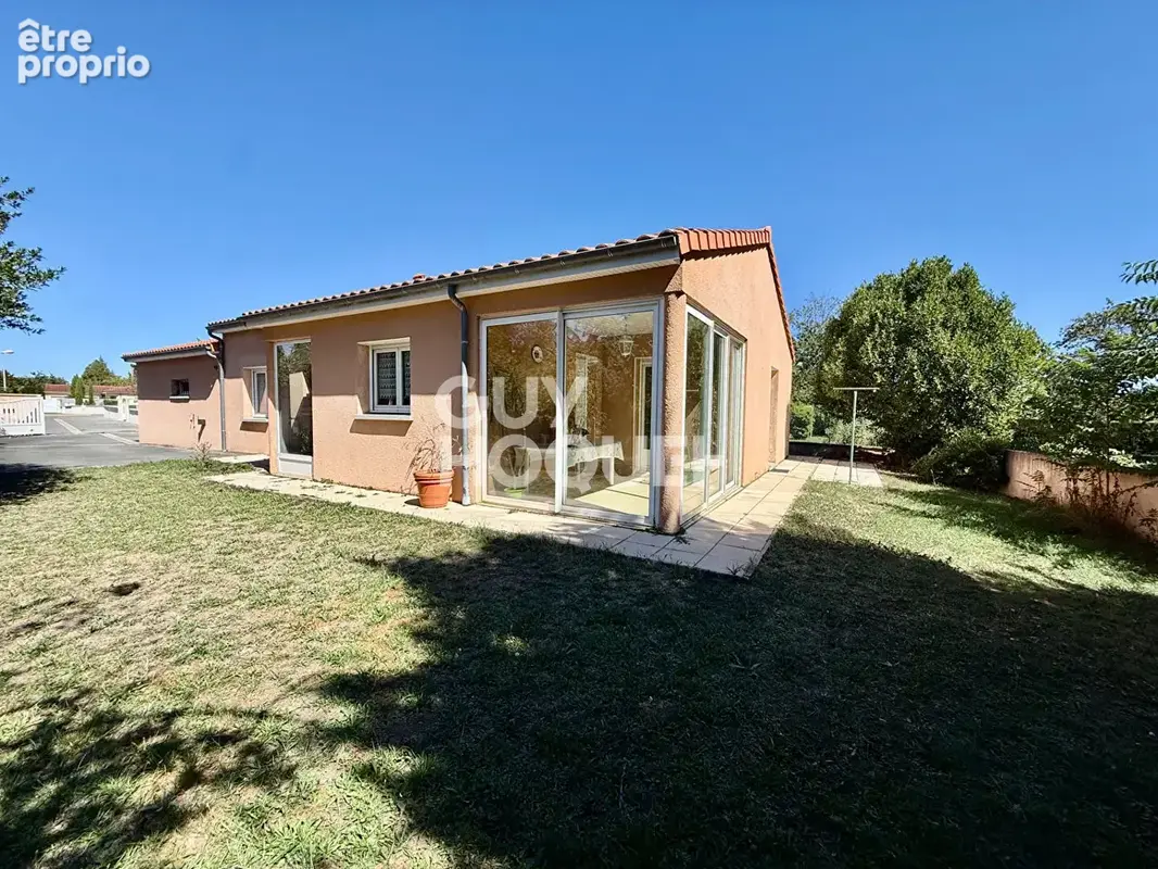 Photo Maison à Mozac au prix de 270 000€