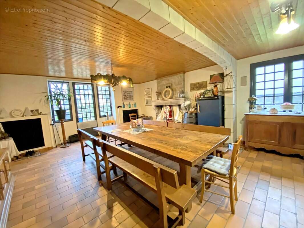 Une belle maison avec dépendances et jardin proche d'une grande ville - photo 3