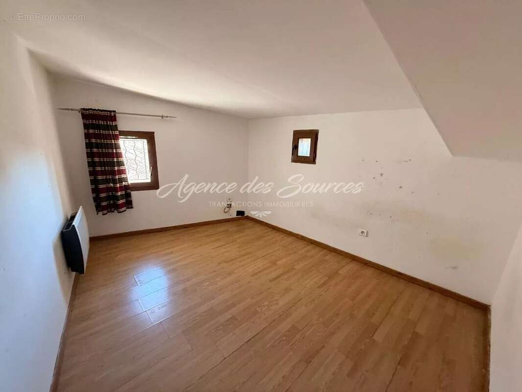 Appartement à VARAGES