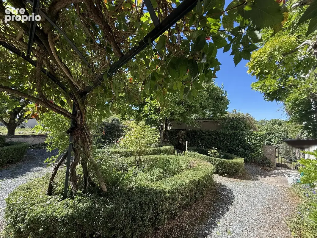 Elégante maison de ville de 3/4 chambres avec jardin de cour privé et petit verger. - photo 13