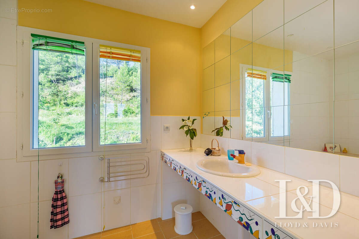 Maison à SAINT-ESTEVE-JANSON