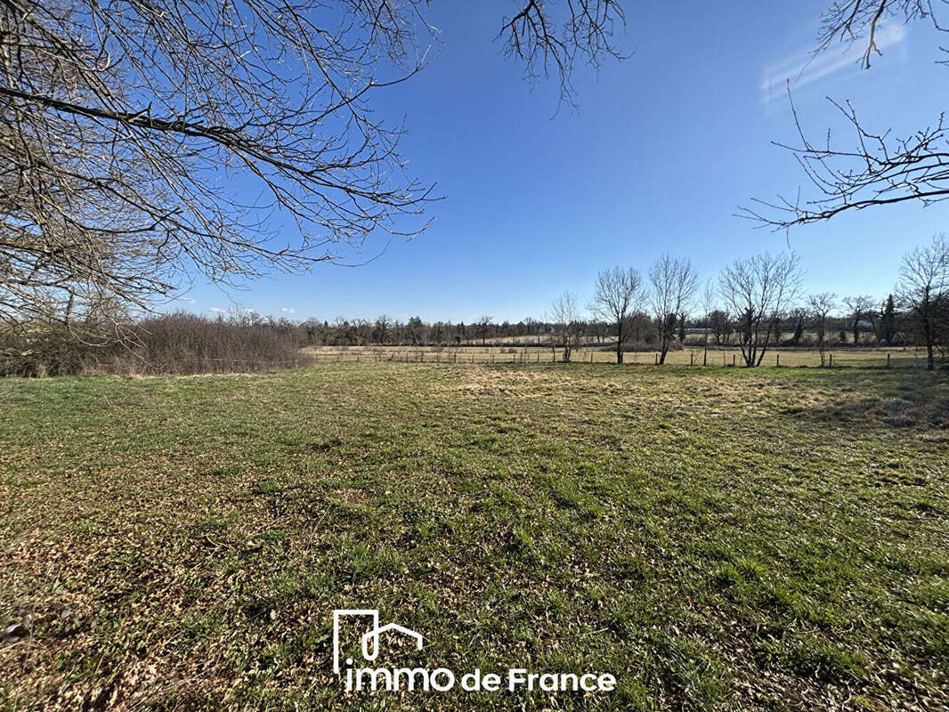 Terrain à ONET-LE-CHATEAU