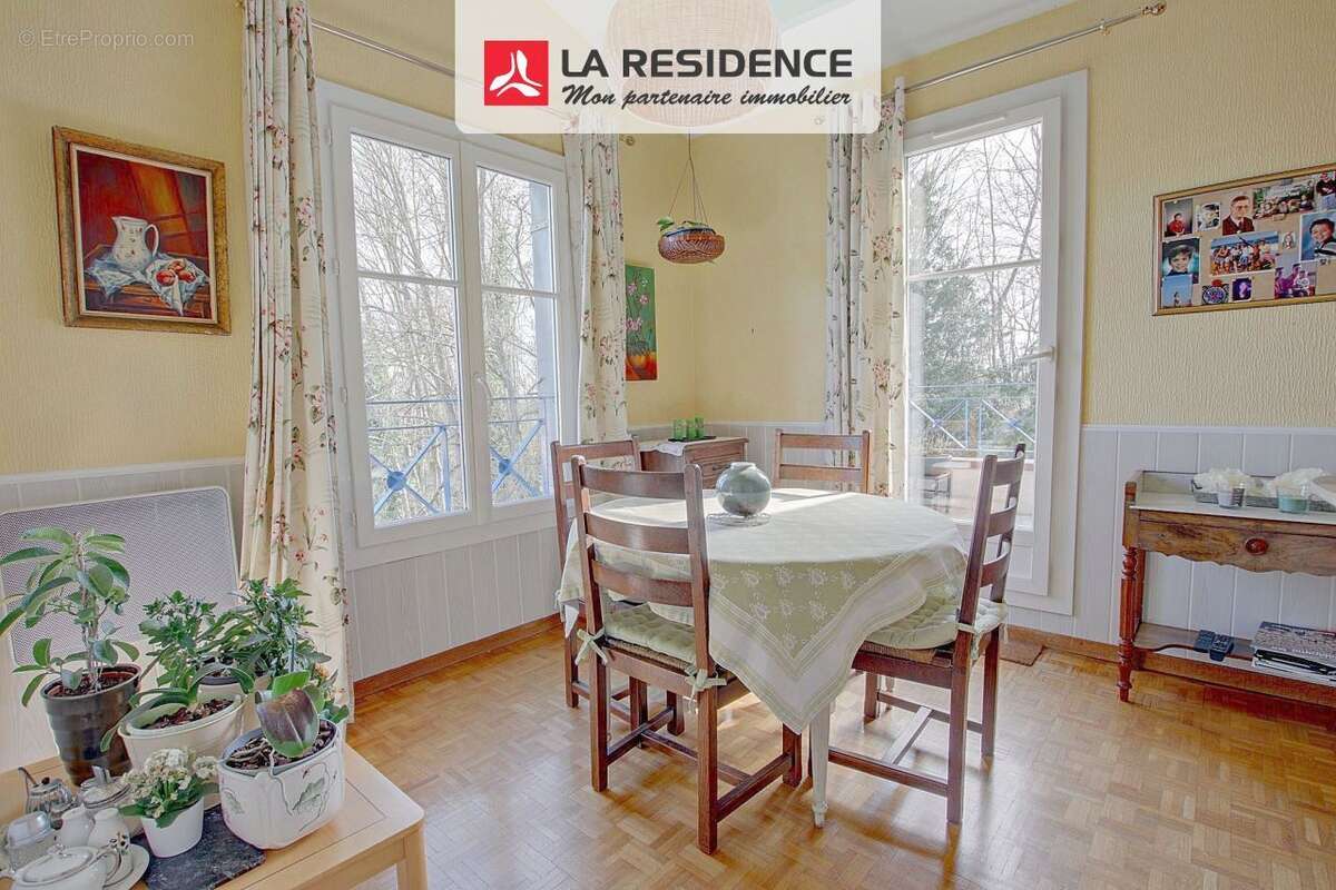 Appartement à LE MESNIL-SAINT-DENIS