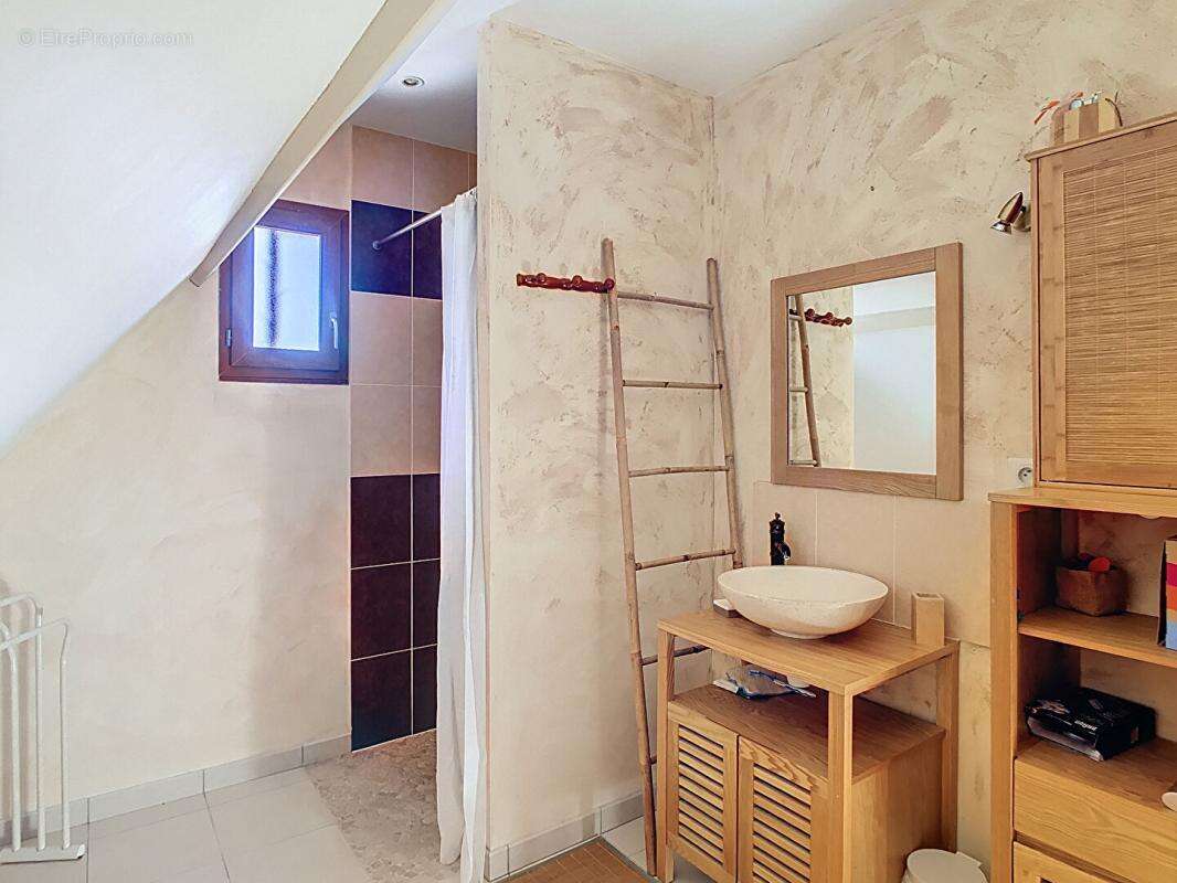 Ensemble contemporain avec maison principale, gîte indépendant, piscine chauffée et vaste terrain - photo 11