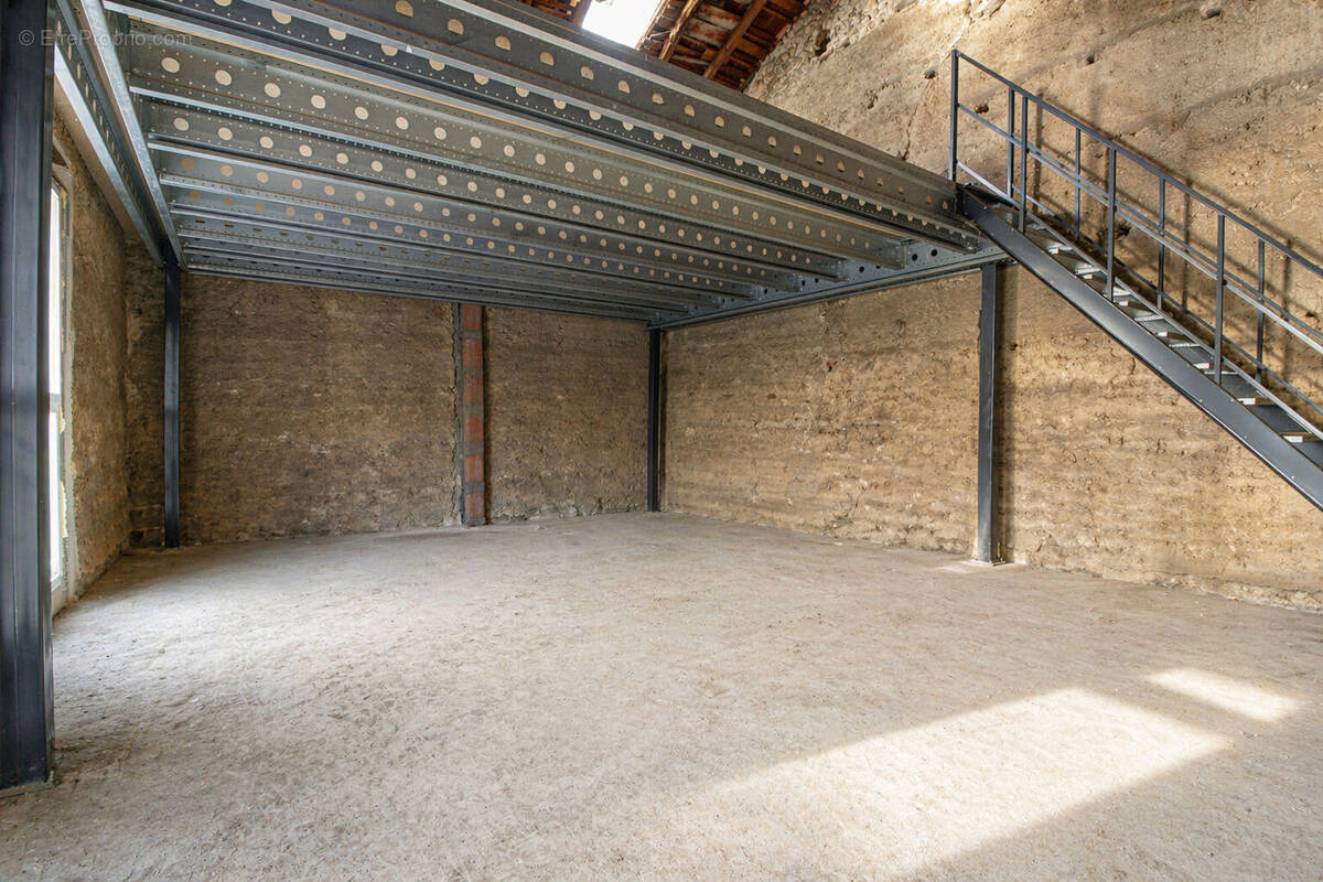 Commerce à MEXIMIEUX