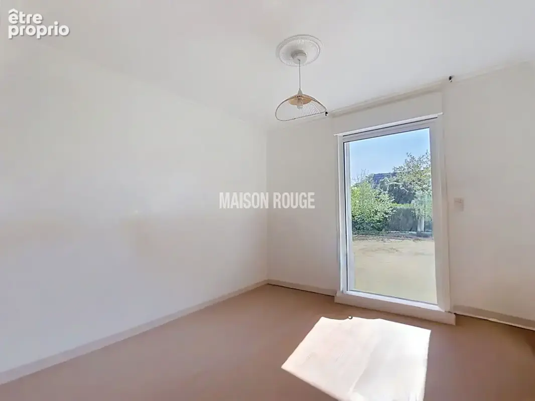 Maison familiale lumineuse avec vie de plain-pied, grand terrain et sous-sol complet - SAINT RIEUL - photo 7