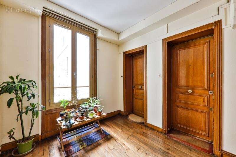 1718 - Appartement à PARIS-18E