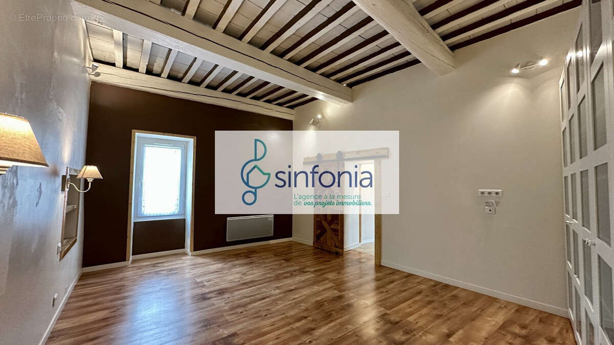 Maison à SAINT-CHAPTES