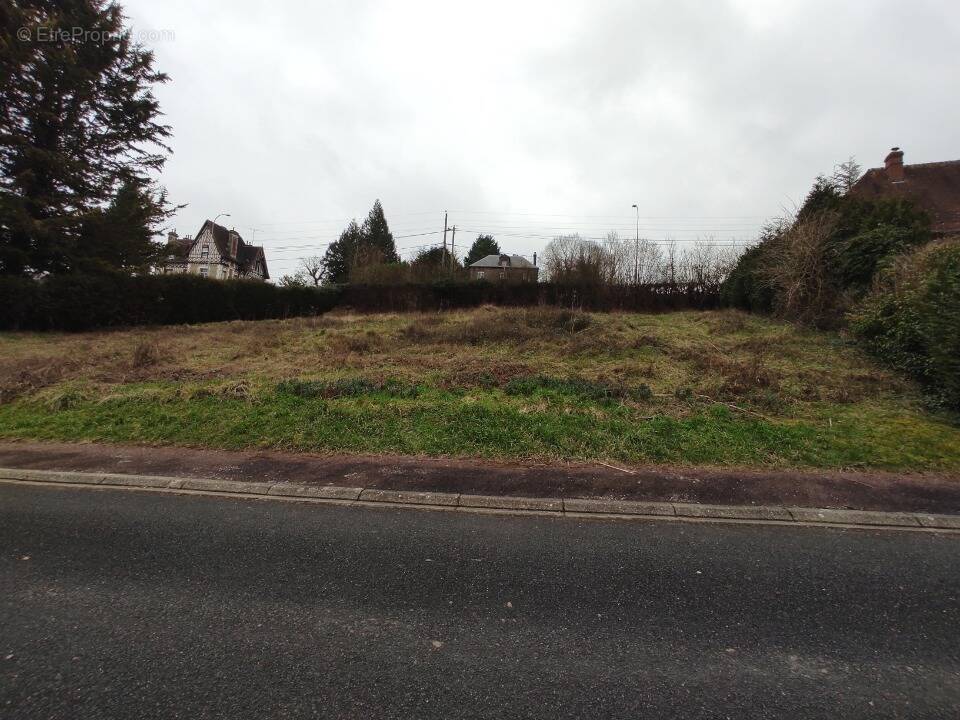 Terrain à LA CHAPELLE-YVON