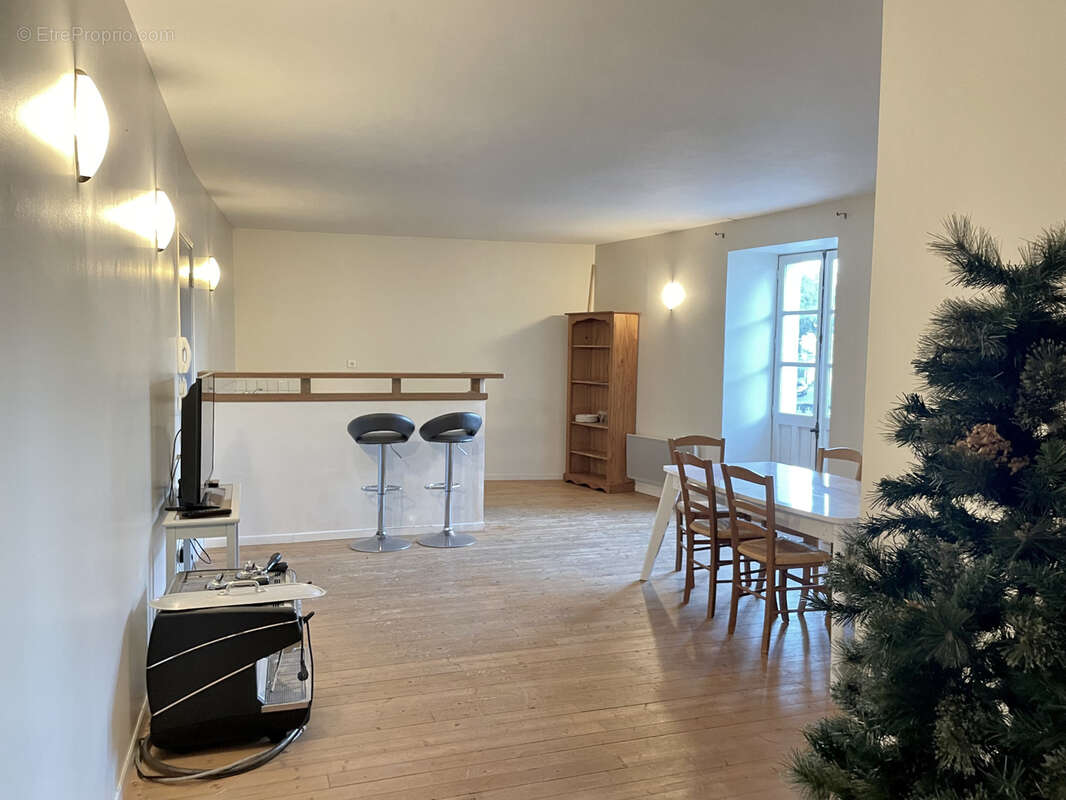 Commerce à MONTREUIL-BELLAY