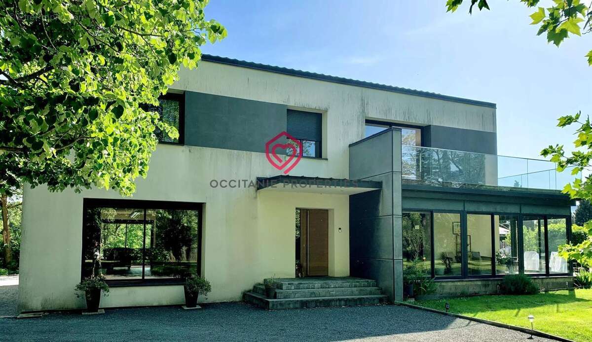 Villa d’architecte rénovée avec soin, piscine, dépendances et superbe parc arboré - photo 32