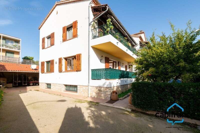 Sanary Port à pied/  Appartement en RDC de 114 m2,  S/Sol de 187 m2  et terrain 318 m2 /garage. 10mn du port - photo 8