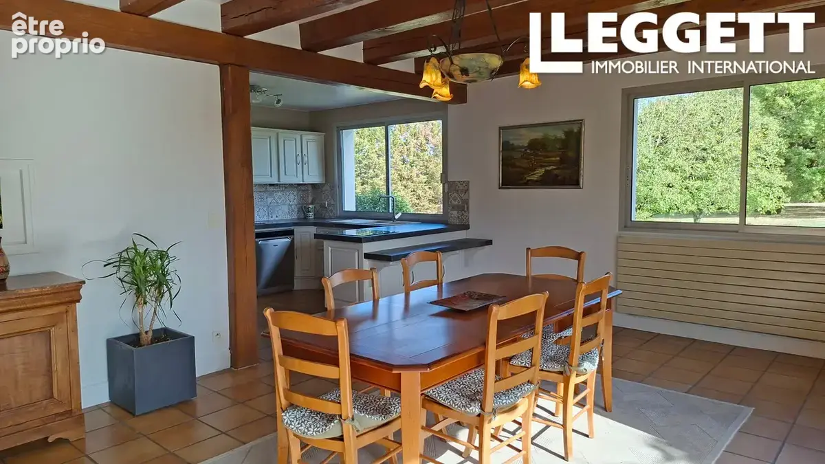 Maison d'architecte, offrant 5 chambres, 4 salles d'eau, garage et plus de 1,3 hectares de jardin avec étang - photo 10