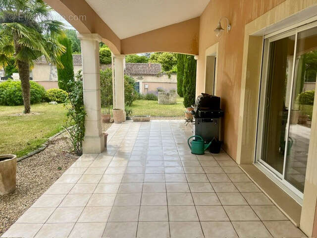 ROULLET SAINT ESTEPHE Maison de plain pied 169 m2  3 chambres secteur calme - photo 23