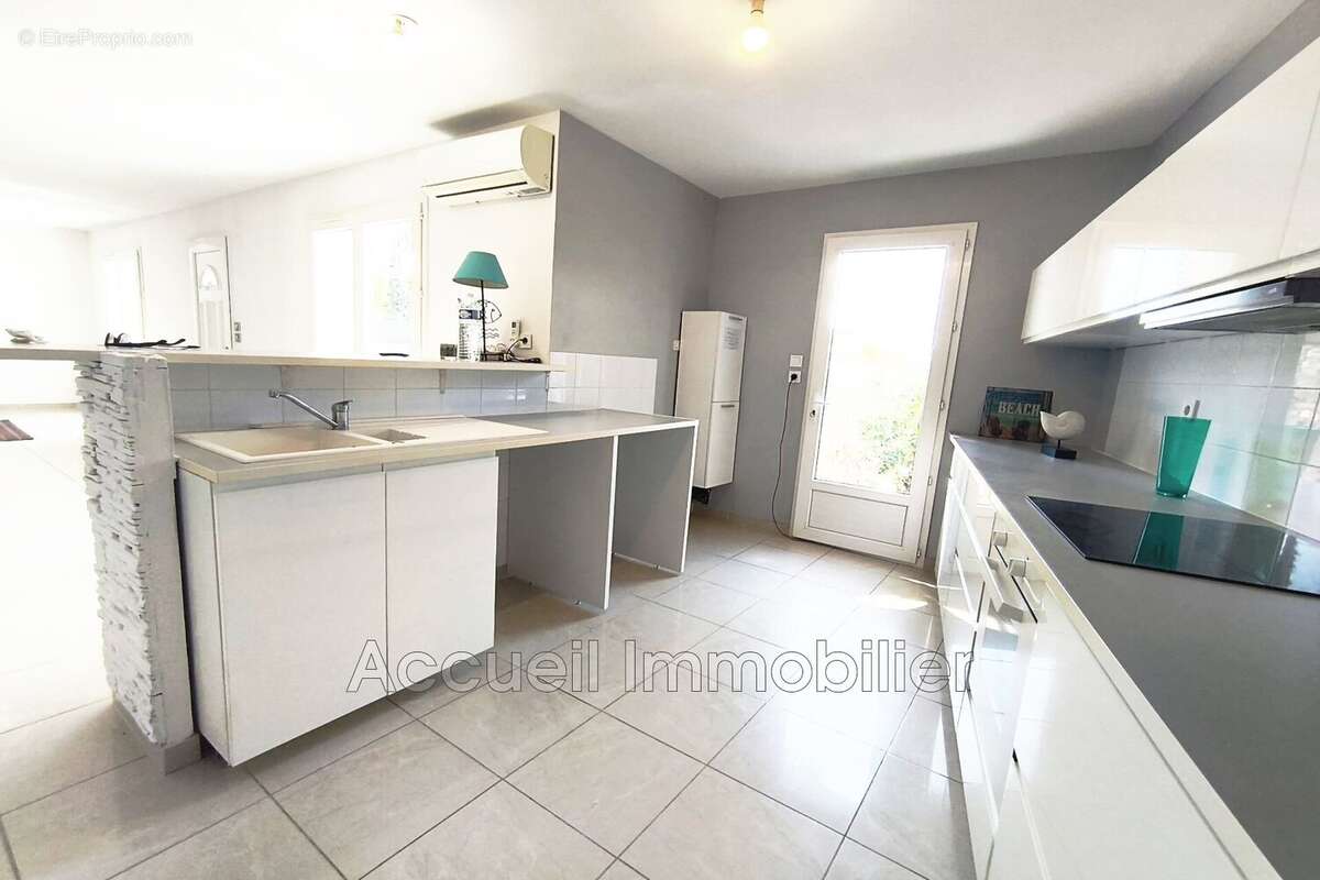 Maison 168 m² à Le Grau-Du-Roi  - photo 4