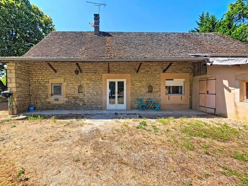 Maison en pierre rénovée avec dépendances –  Terrain de 2 200 m² - photo 21