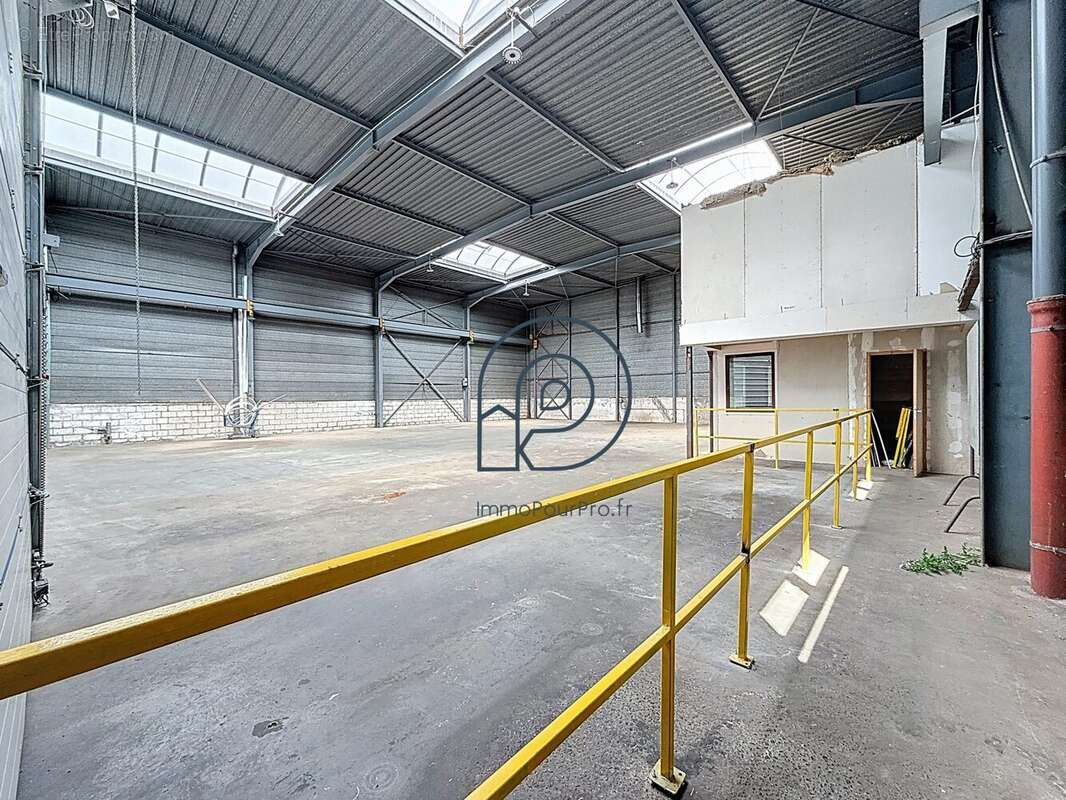 Commerce à NEUVILLE-EN-FERRAIN