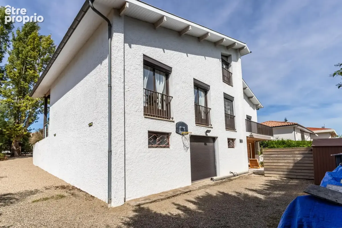 Une maison moderne avec piscine, jardin et parking - photo 32