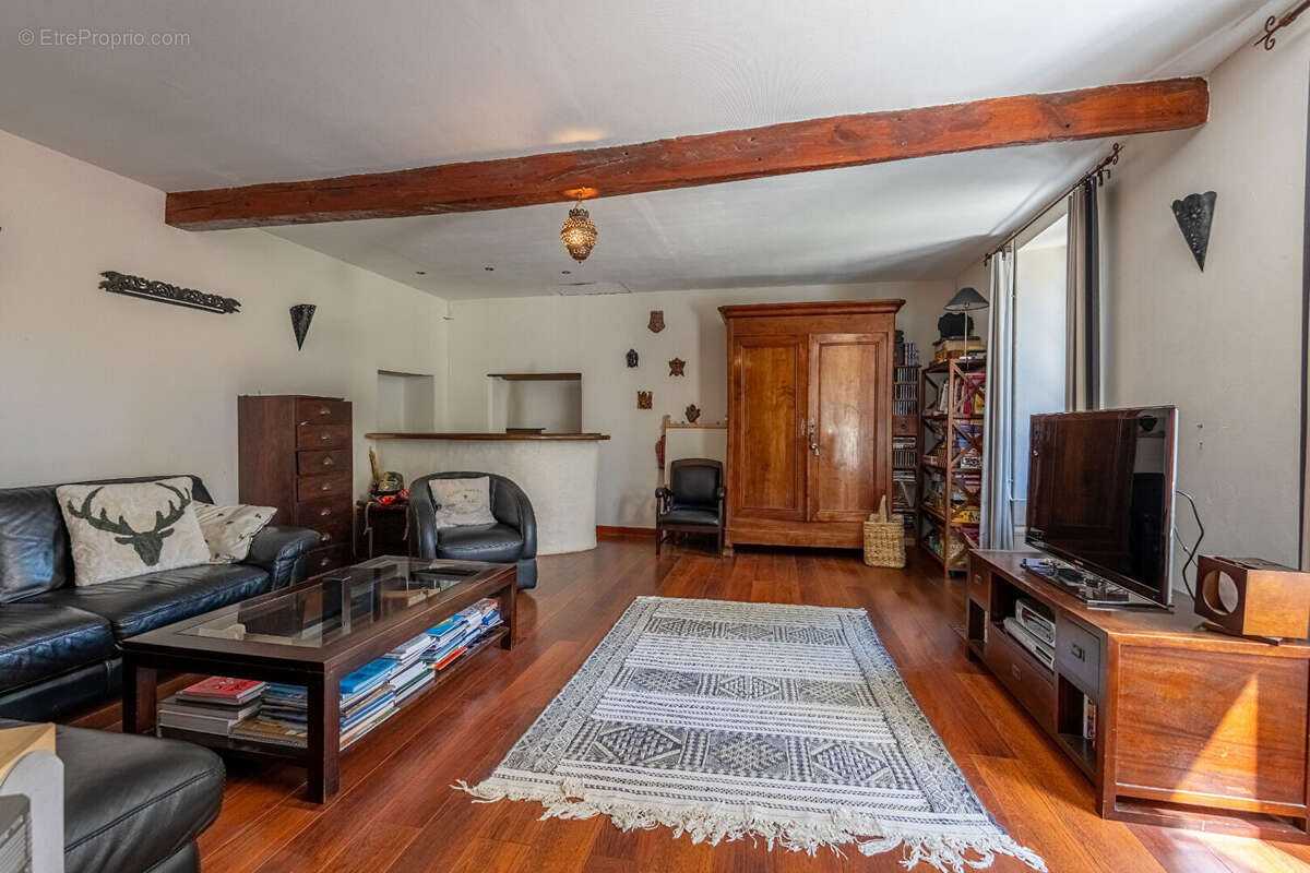 Maison à GENSAC-LA-PALLUE