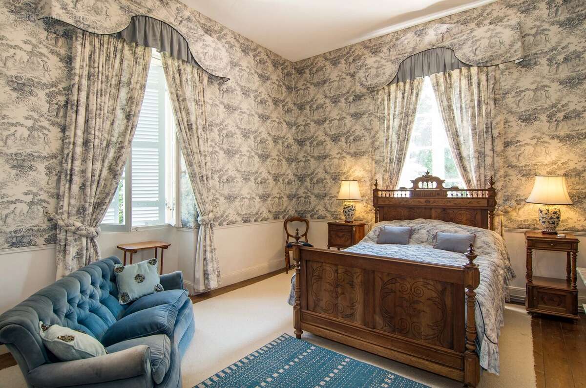 Château à 10 minutes de Bergerac avec maison d'amis et de gardien, piscine, tennis et dépendances - photo 9