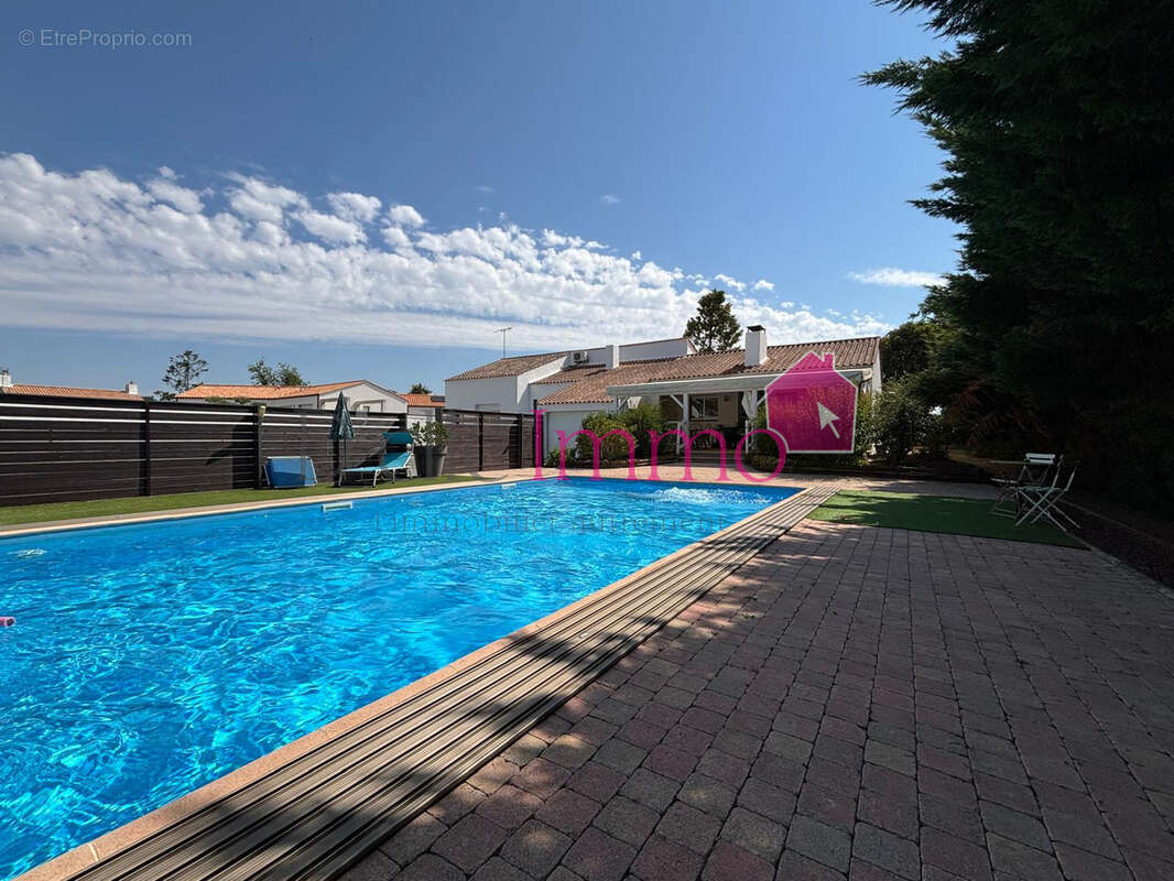 SAINT CHRISTOPHE DU LIGNERON - Maison 5 chambres avec piscine et dépendance de 100 m2 - photo 17