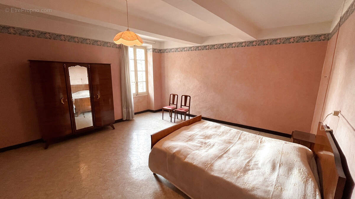 Maison à ENTRAIGUES-SUR-LA-SORGUE