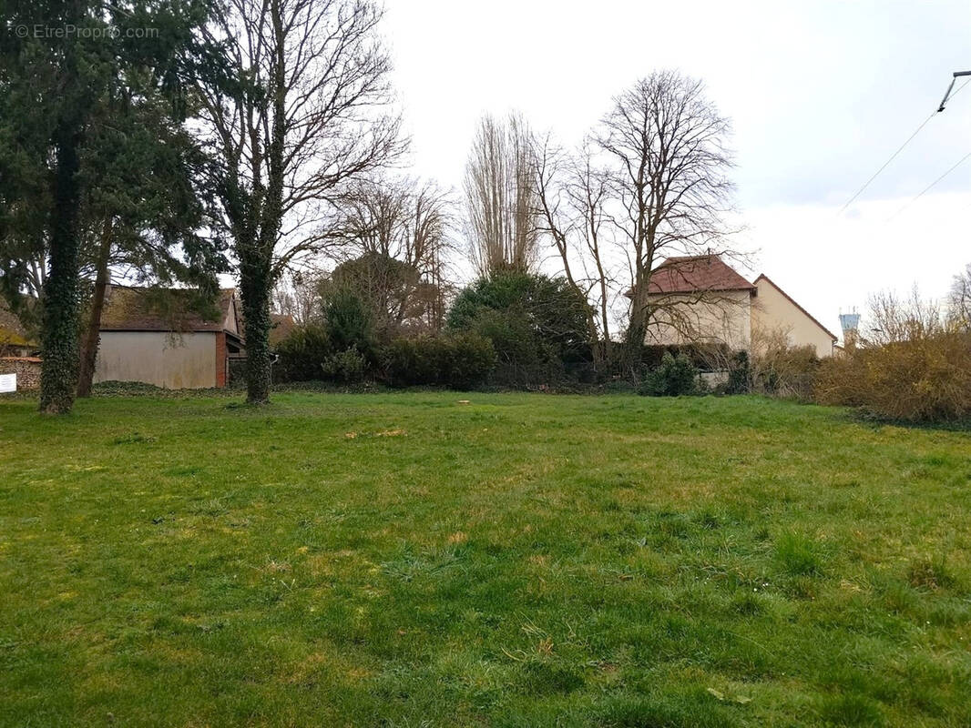 Terrain à MARCILLY-LA-CAMPAGNE