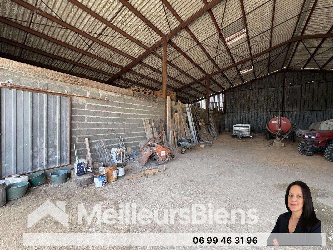 Sousmoulins 17130 : 750 m² de bâtiments sur terrain de 3522 m² - photo 5