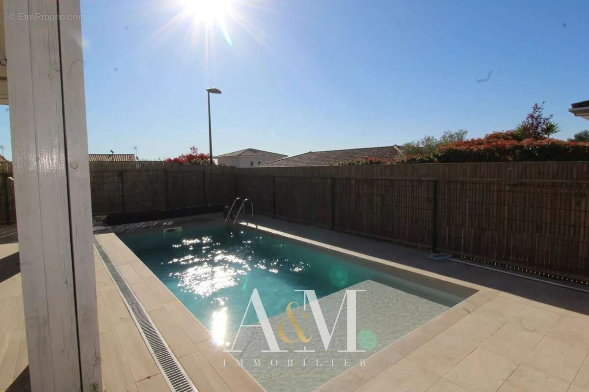 Maison à SAINT-CLEMENT-DE-RIVIERE