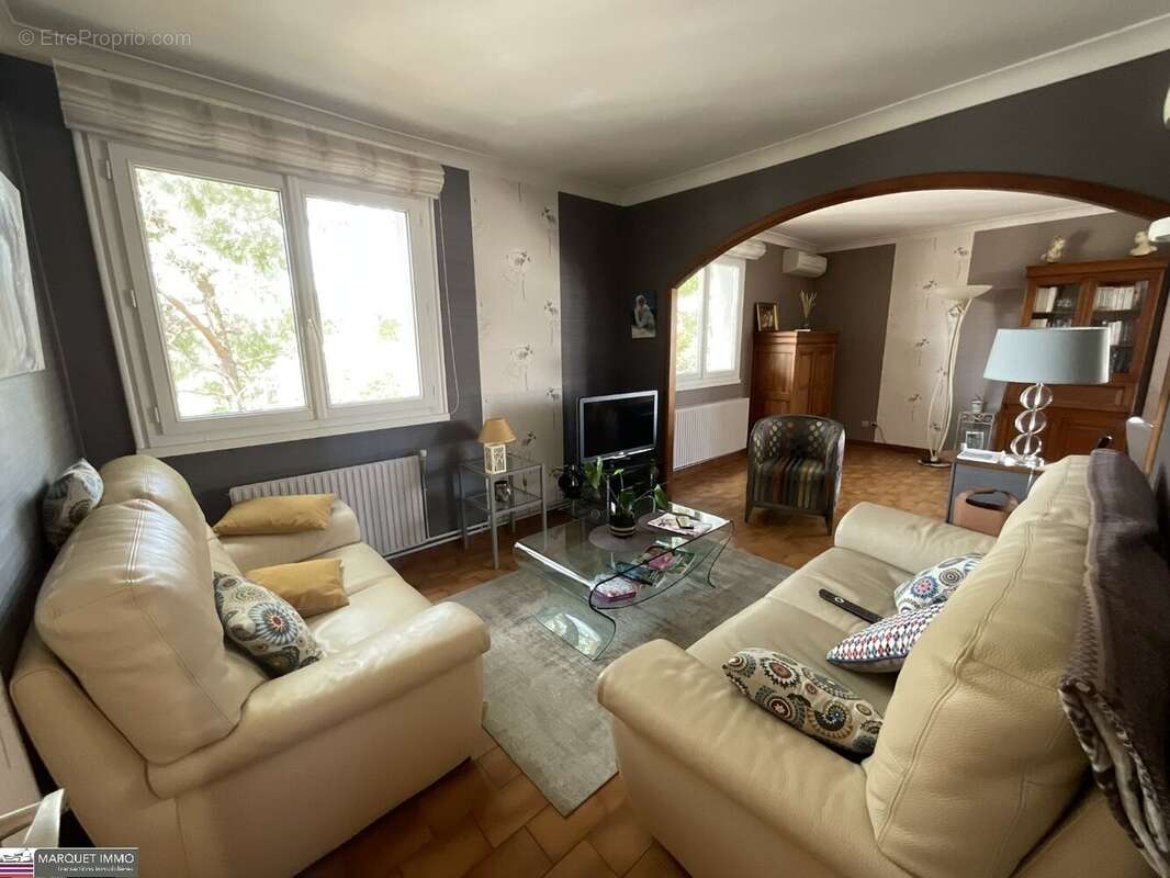 Volumineux appartement T3 + bureau offrant 95 m² au 1° étage d'un immeuble de 1976 bien entretenu avec cave et parking privatif. - photo 11