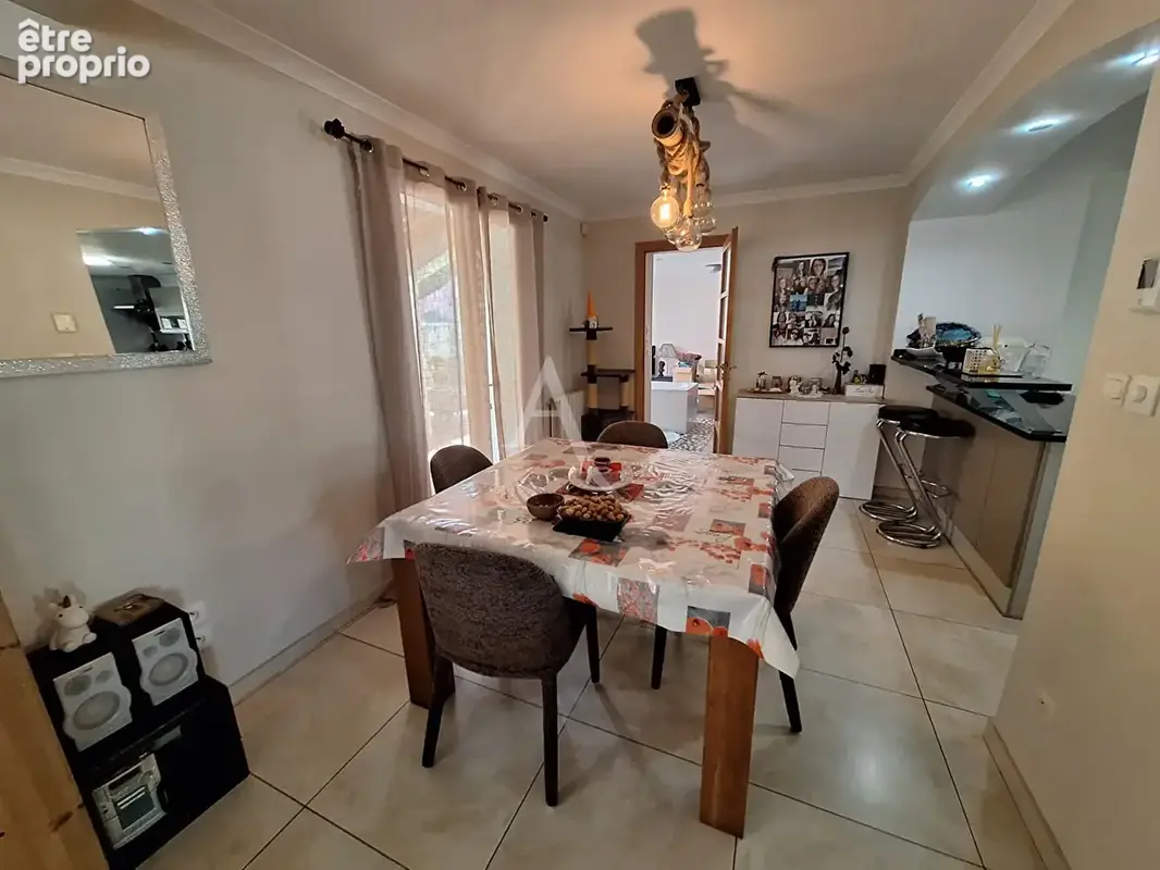 À vendre ? maison traditionnelle avec piscine, jardin et garage - photo 15