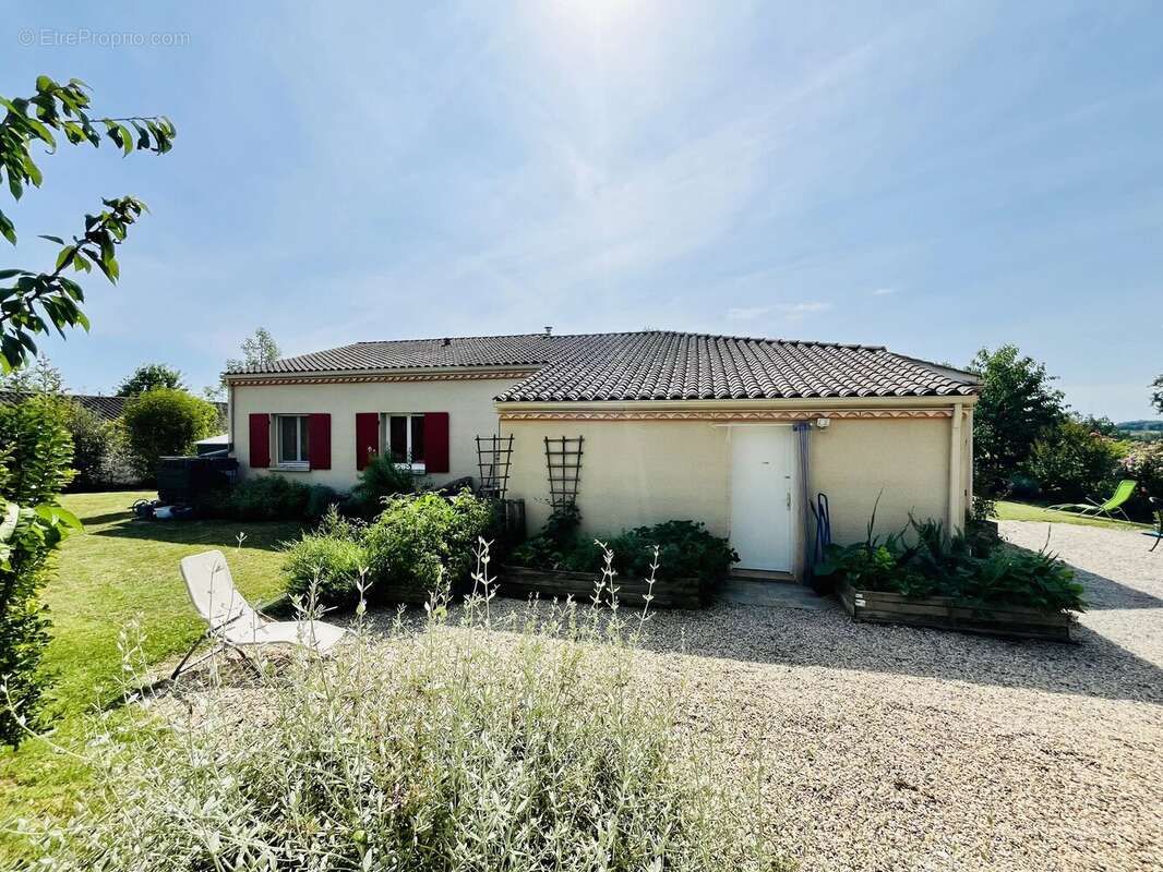 Maison de plain-pied avec quatre chambres, beau jardin et terrasse couverte - photo 15