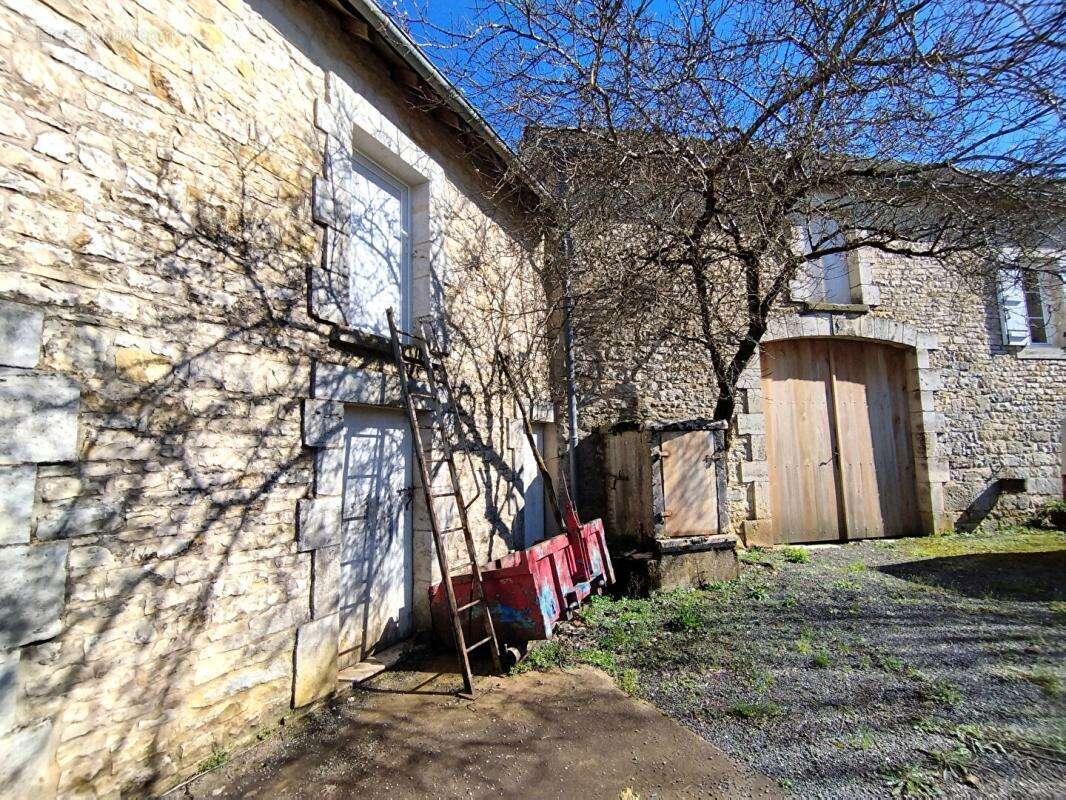 Maison de Bourg sur un terrain clos de 2365m² - photo 11