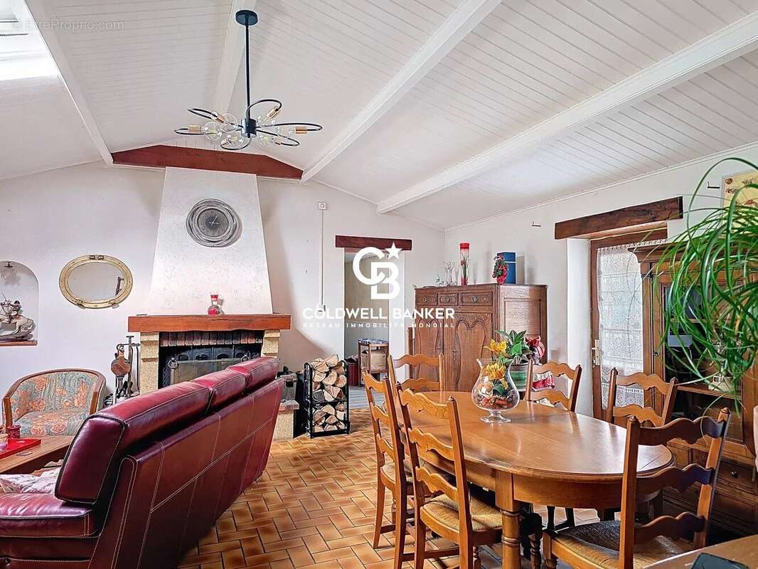 Maison à CHAMPAGNE-LES-MARAIS