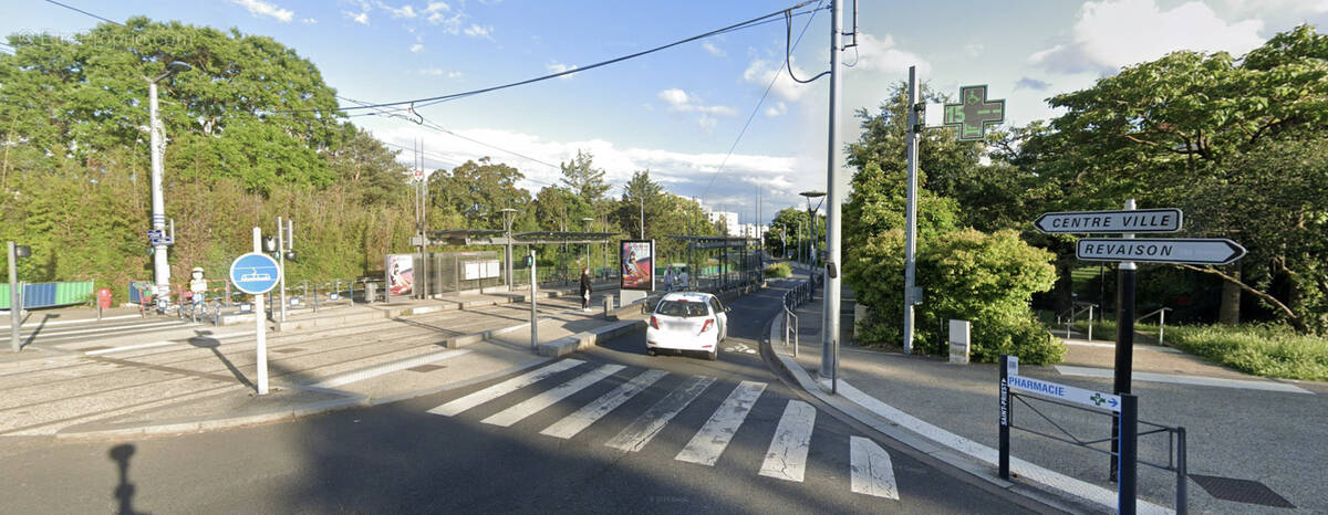 Parking à SAINT-PRIEST