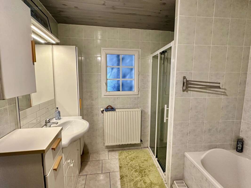 Maison  rénovée avec goût, offrant quatre chambres avec jardin clos - photo 9
