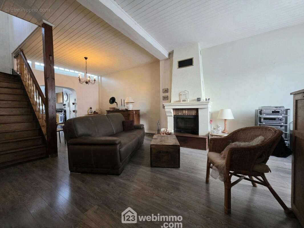 Dès l&#039;entrée vous profiterez du salon, chaleureux et spacieux - Maison à SAINT-QUENTIN