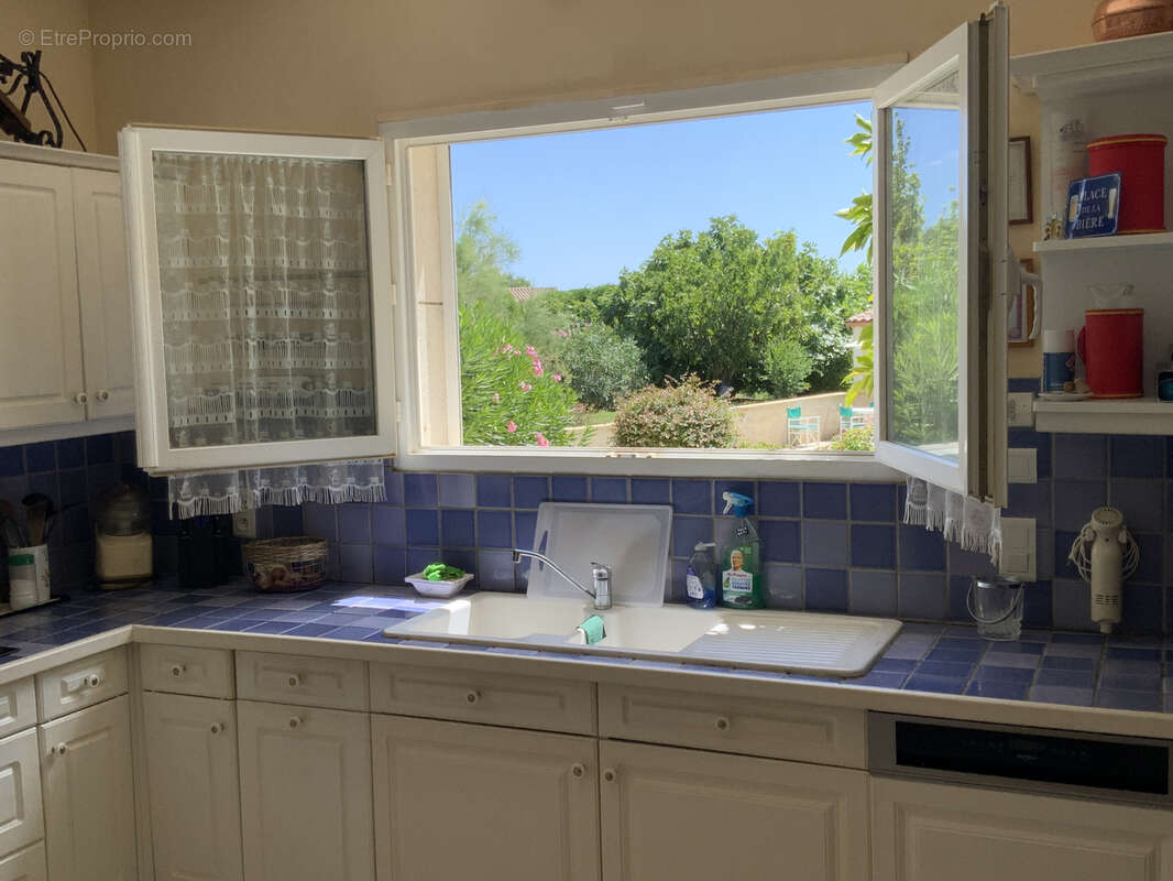 Villa de plain pied sur un terrain de 2300 m2 avec piscine. - photo 14