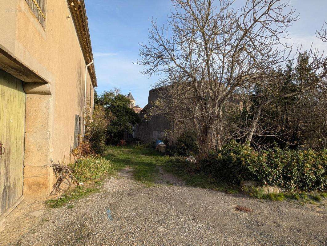 Parking à RIEUX-EN-VAL