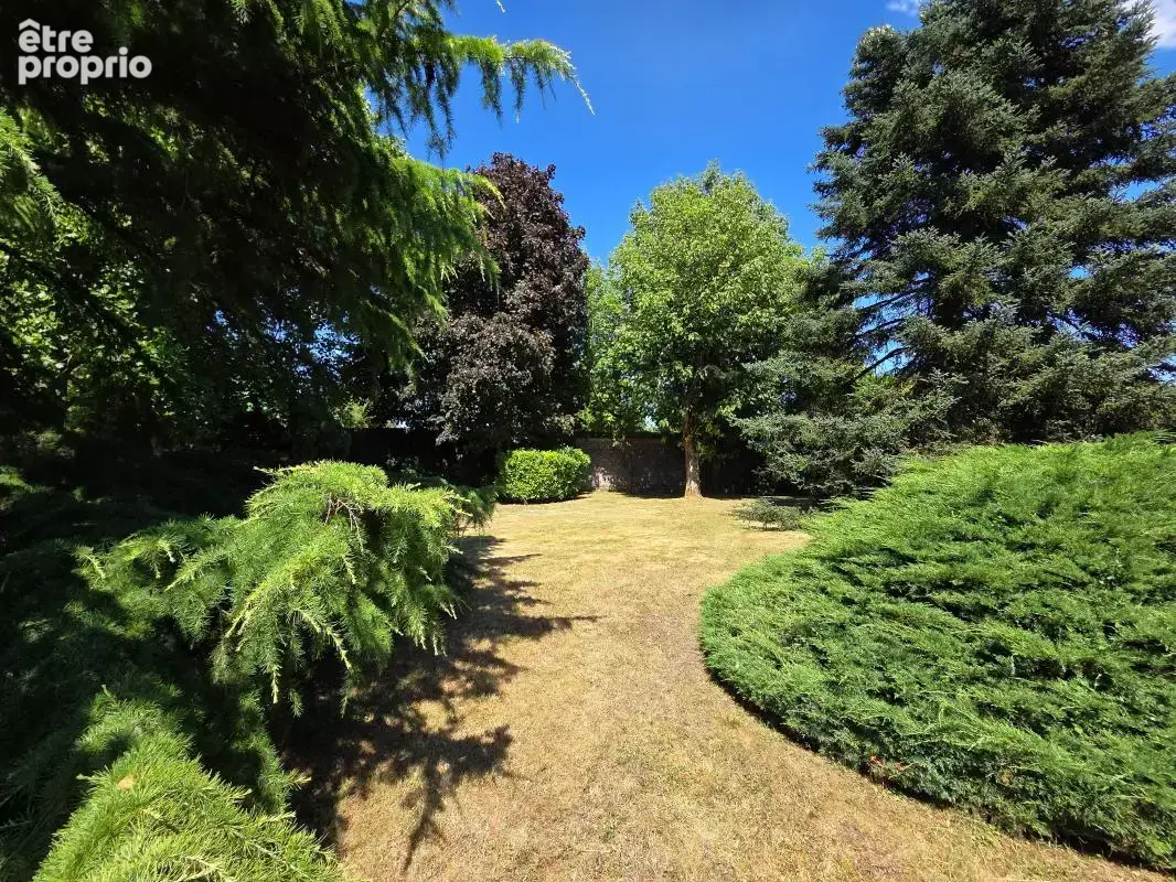  Un cadre de vie privilégié Édifiée sur un terrain de plus de 6 780 m², entièrement clos et paysager, cette propriété vous garan - photo 2