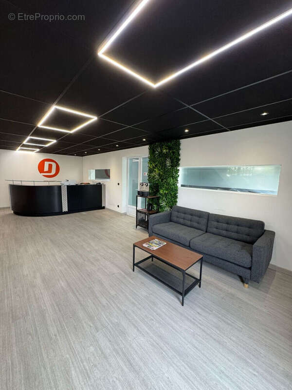 Commerce 210 m² à Salon-De-Provence  - photo 2