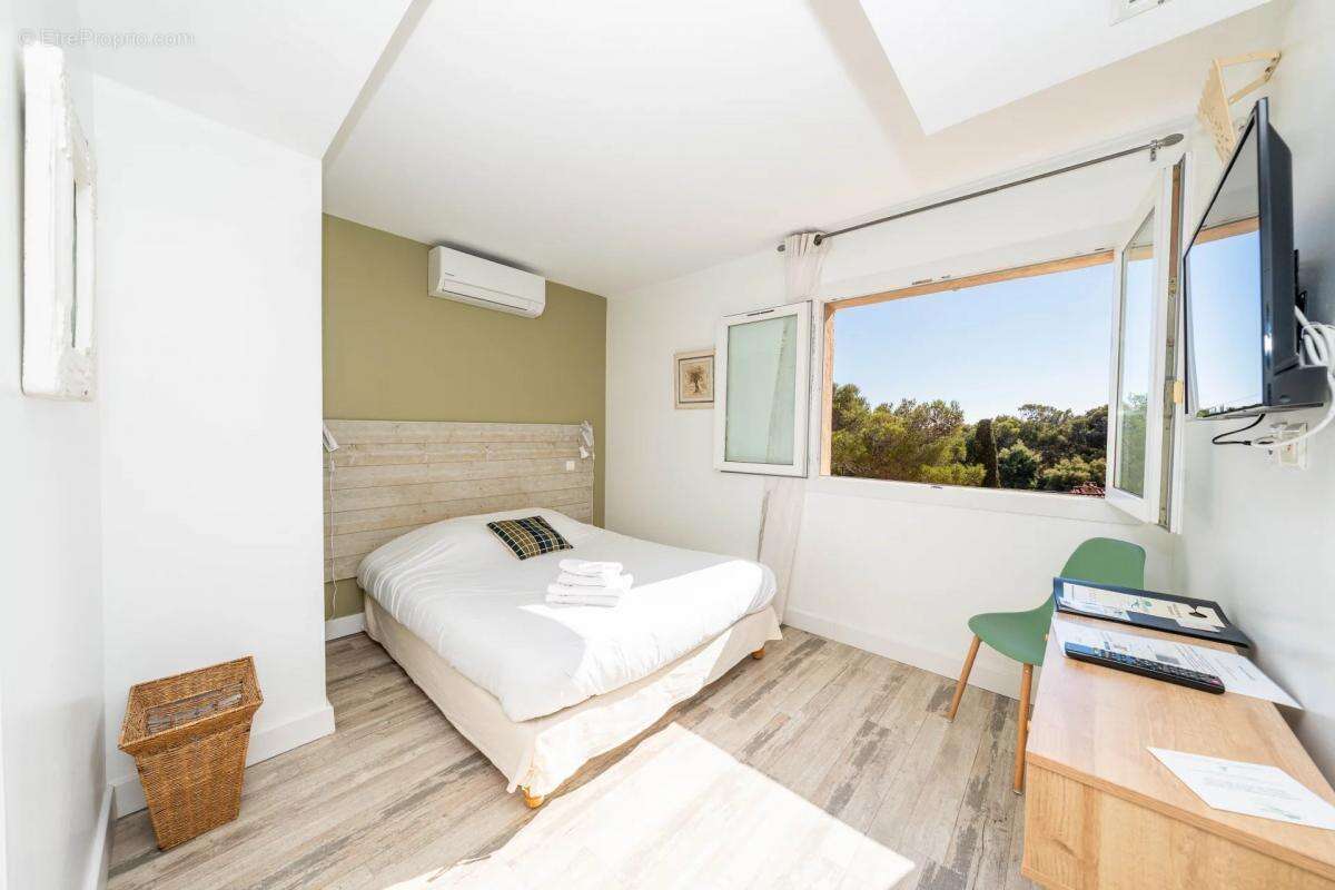 Commerce à ROQUEBRUNE-SUR-ARGENS