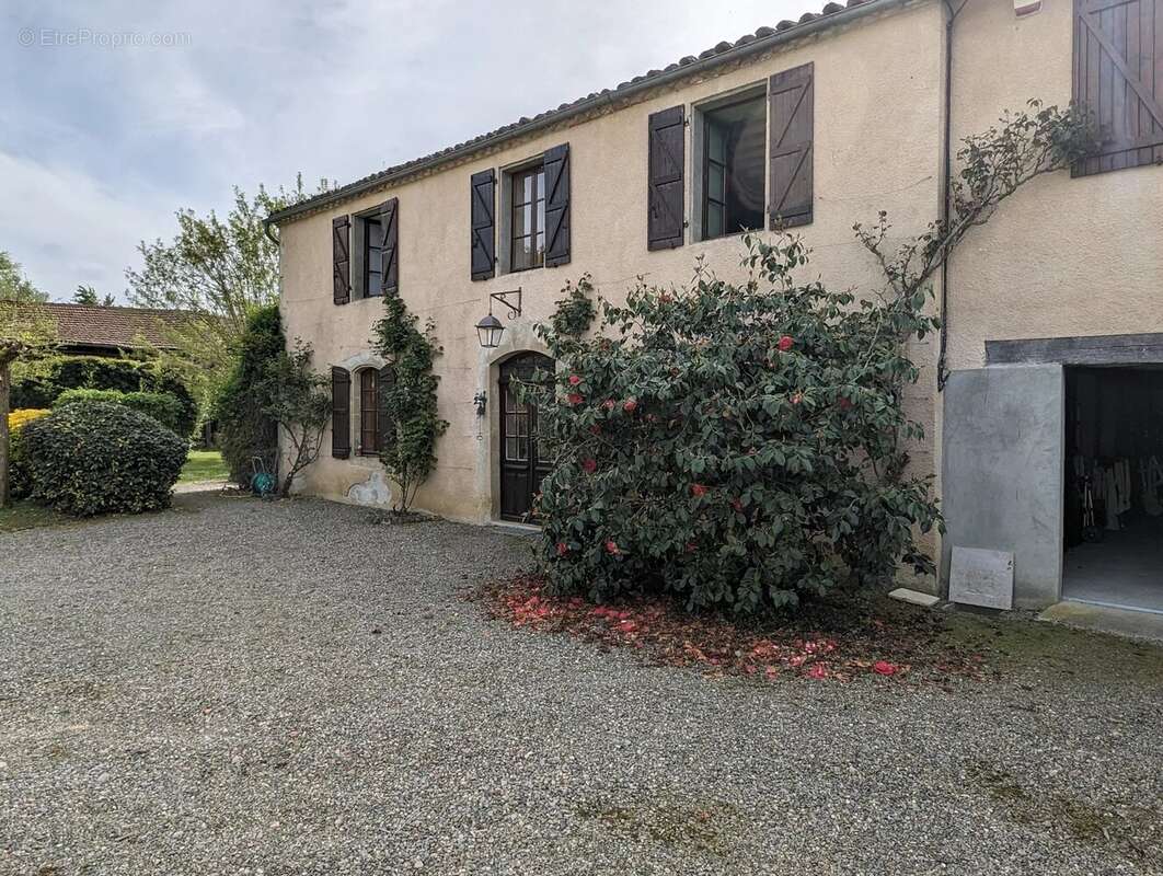 Maison de caractère avec 4 chambres sur 'environ 7318 m². - photo 3