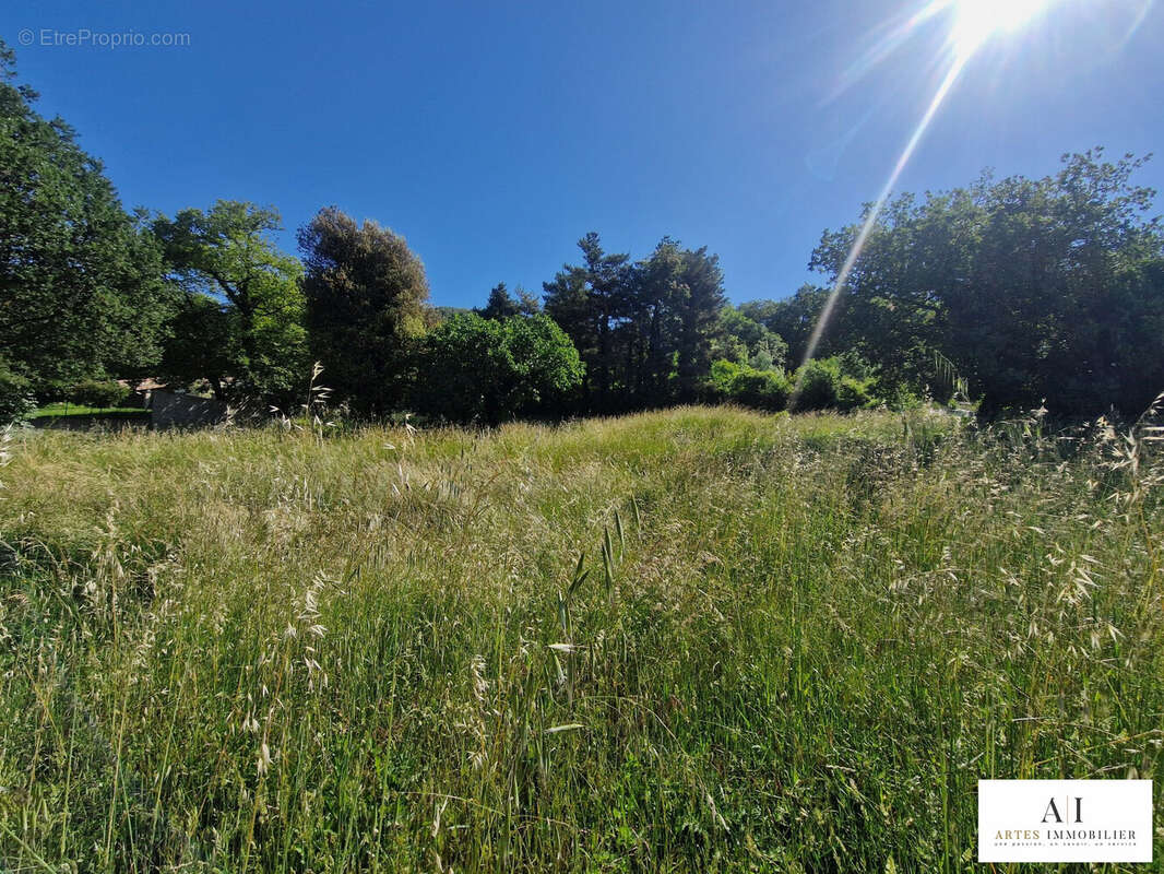 Terrain à SAINT-MARCEL-LES-SAUZET