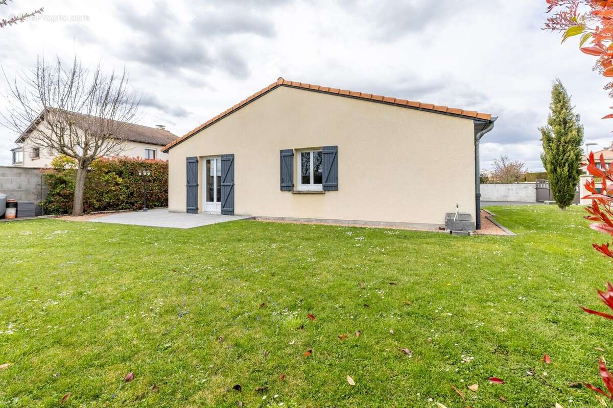 Maison à SAINT-BEAUZIRE